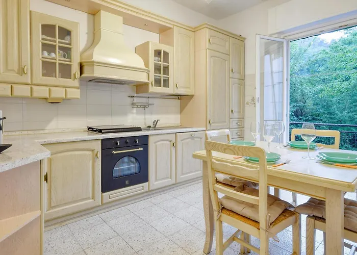 2 Bedroom Cozy Apartment In Genova